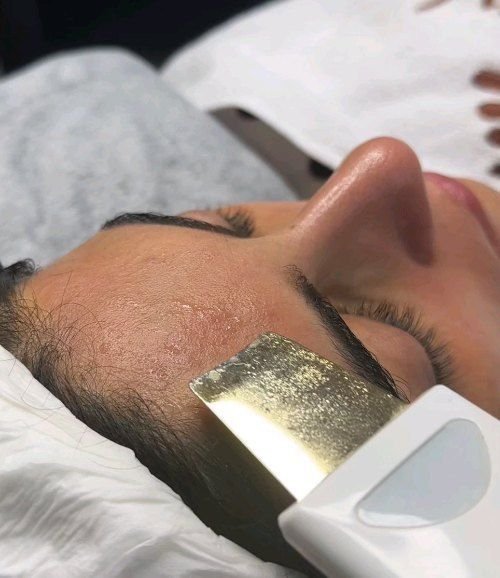 Sua pele anda opaca, com cravos ou acne? Talvez o que esteja faltando é uma limpeza de pele profissional! Resultados reais começam na base: limpeza + preparo + tratamento. Agende a sua e sinta a diferença!