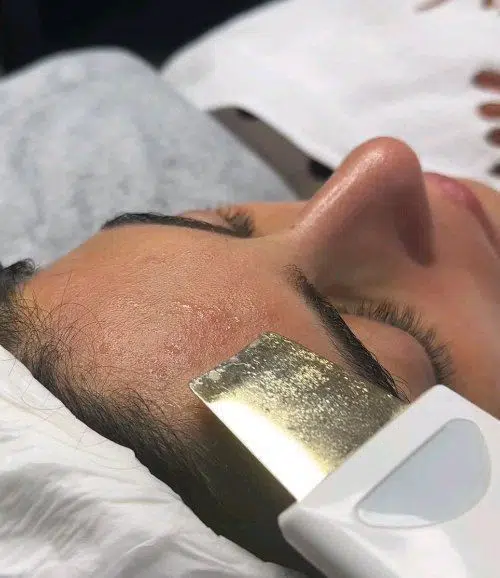 Sua pele anda opaca, com cravos ou acne? Talvez o que esteja faltando é uma limpeza de pele profissional! Resultados reais começam na base: limpeza + preparo + tratamento. Agende a sua e sinta a diferença!