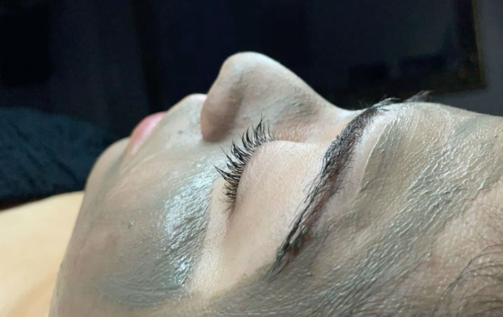 Sua pele anda opaca, com cravos ou acne? Talvez o que esteja faltando é uma limpeza de pele profissional! Resultados reais começam na base: limpeza + preparo + tratamento. Agende a sua e sinta a diferença!