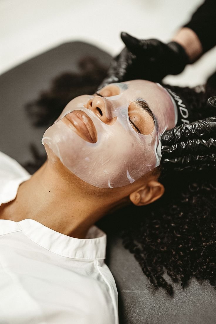 Sua pele anda opaca, com cravos ou acne? Talvez o que esteja faltando é uma limpeza de pele profissional! Resultados reais começam na base: limpeza + preparo + tratamento. Agende a sua e sinta a diferença!